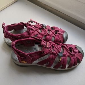 [Keen]• Burgundy Whisper Hiking Sandals